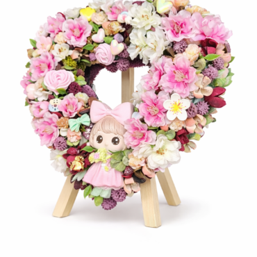 Aranjament decorativ inimă roz - detaliu flori pastel