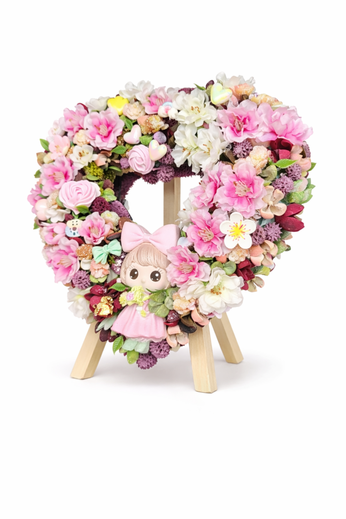 Aranjament decorativ inimă roz - detaliu flori pastel