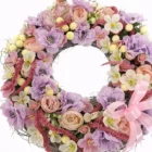 Aranjament masă primăvară cu flori de măr și fetiță decorativă