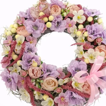 Aranjament masă primăvară cu flori de măr și fetiță decorativă