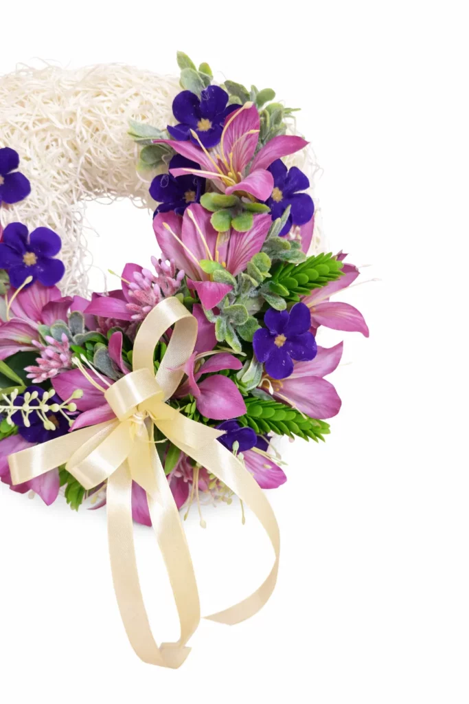 Coroniță minimalistă elegantă cu flori artificiale premium