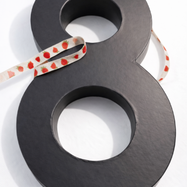 Flower box cifra 8 cu trandafir criogenat - vedere laterală