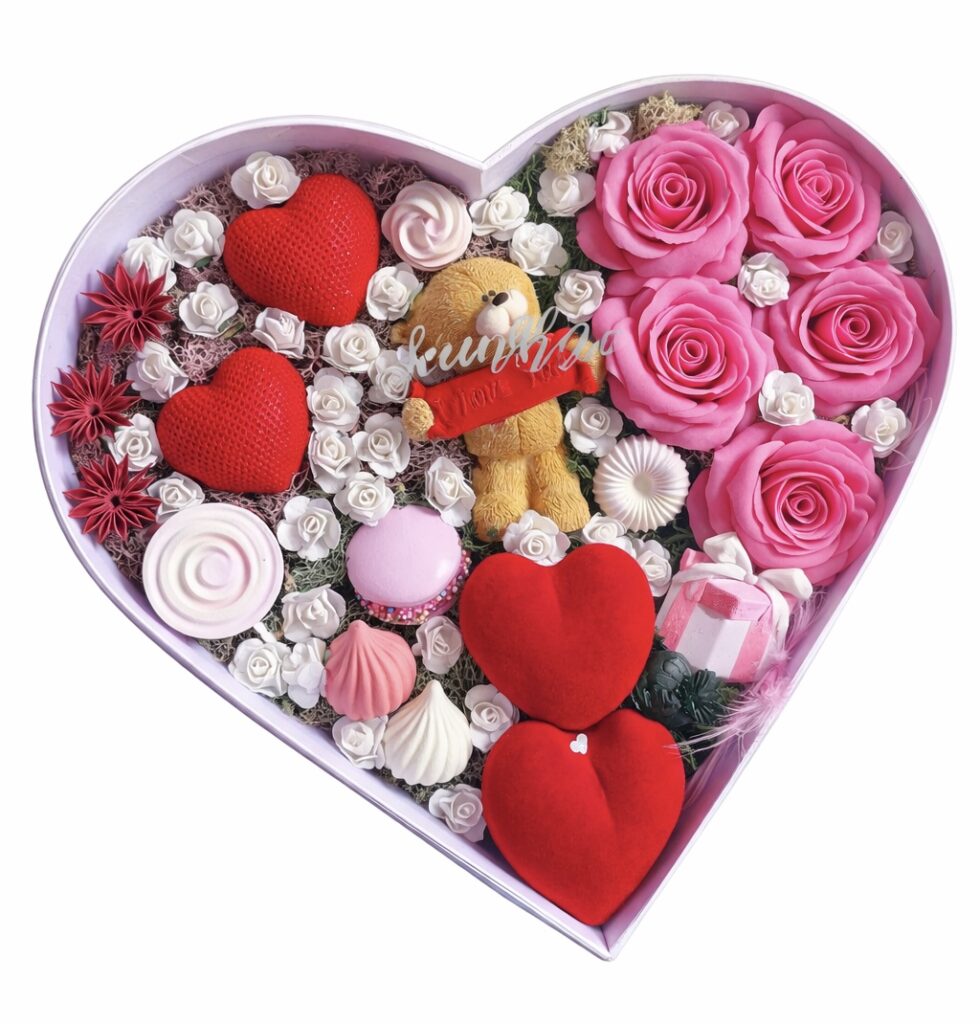 Flower box alb inimă cu trandafiri roz din săpun