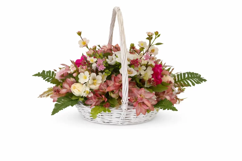 Aranjament în coș ratan alb - detaliu compoziție florală