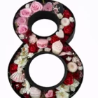 Flower box 8 cu trandafiri criogenați roz și macarons