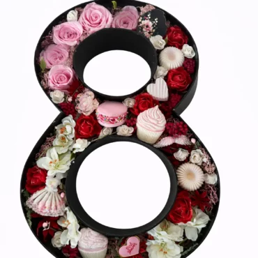 Flower box 8 cu trandafiri criogenați roz și macarons