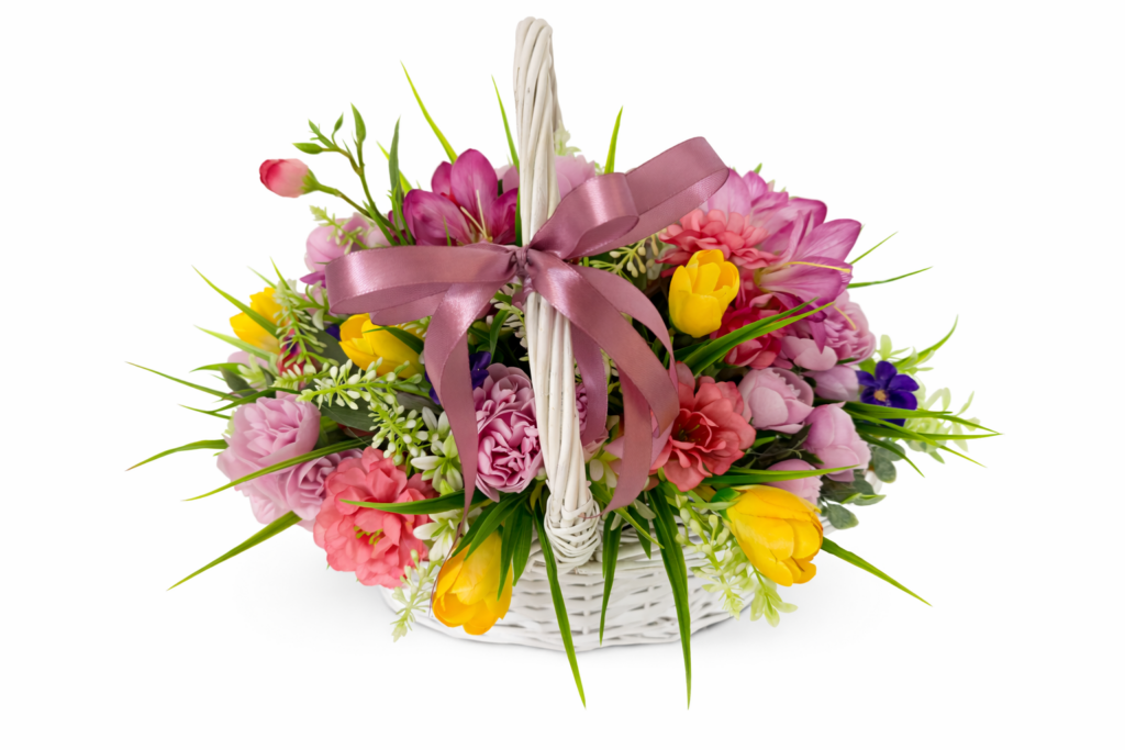 Aranjament decorativ primăvară în coș ratan alb