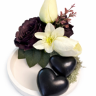 Aranjament funerar modern cu lalele albe și inimi ceramice negre