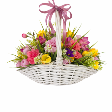 Coș ratan alb cu aranjament floral de primăvară colorat