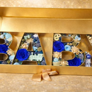 Cutie decorativă BABY băiat cu trandafiri albaștri