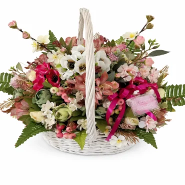 Coș floral ratan cu aranjament decorativ roz și verde