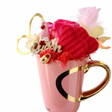 Cană decorativă romantică cu flori - vedere laterală