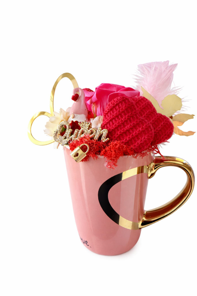 Cană ceramică roz decorativă cu trandafir și accente aurii