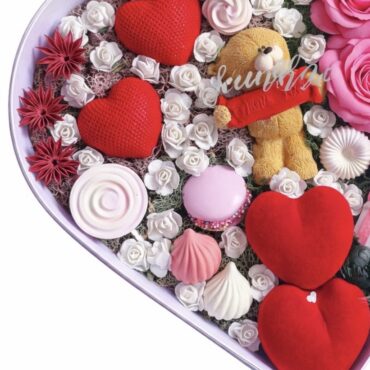 Flower box inimă albă cu inimioare ceramice și pene roz