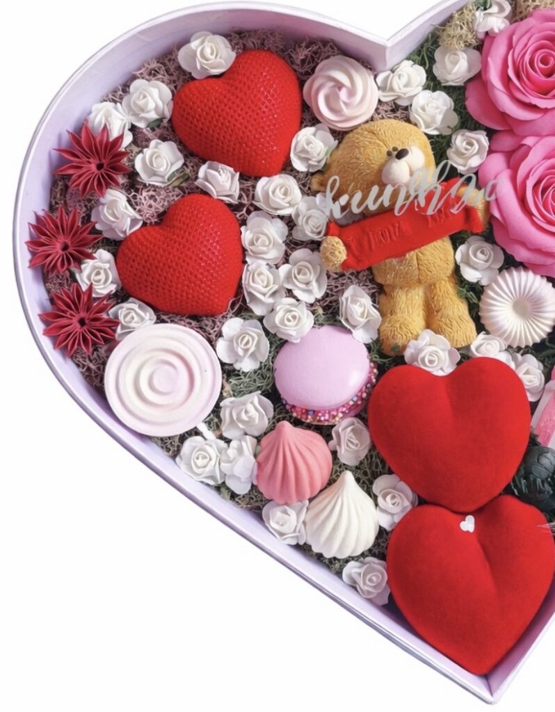 Flower box inimă albă cu inimioare ceramice și pene roz