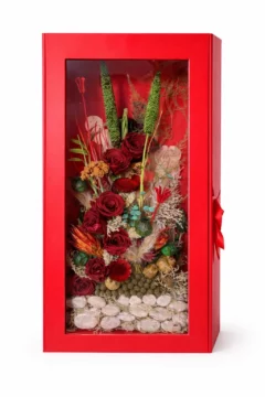 Flower box roșu cu trandafiri criogenați bordo și protea