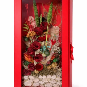 Flower box roșu cu trandafiri criogenați bordo și protea