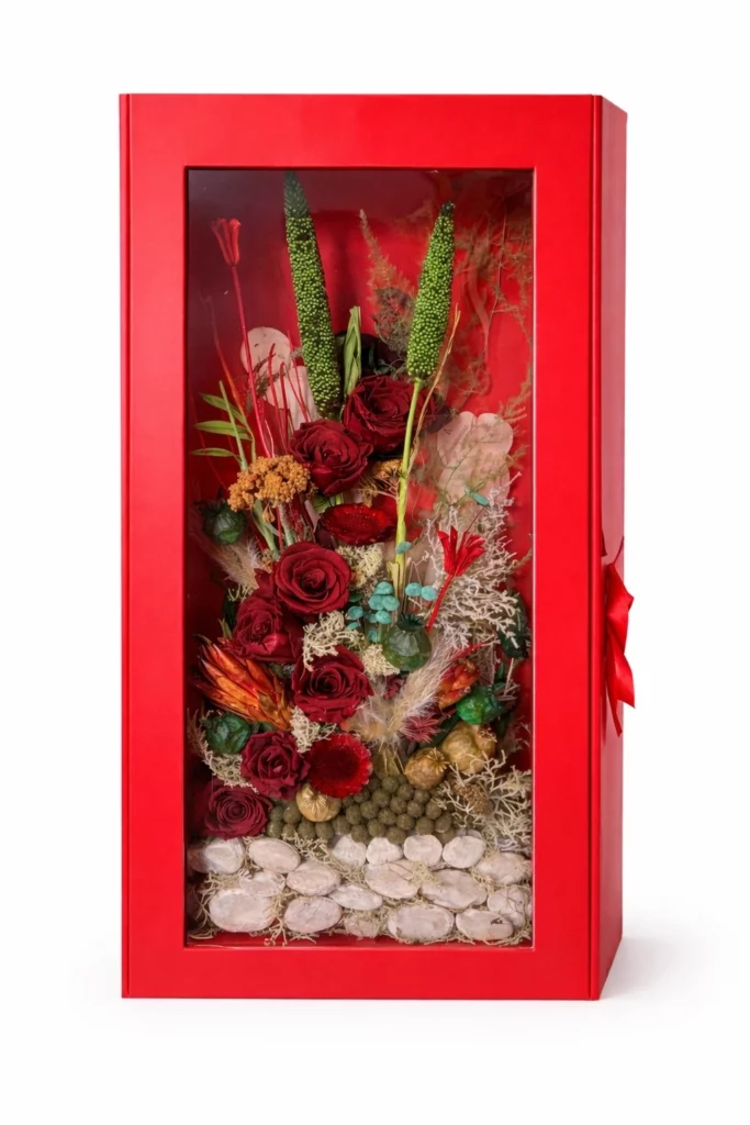 Flower box roșu cu trandafiri criogenați bordo și protea