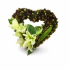 Aranjament funerar cu suport inimă și crini - vedere ansamblu