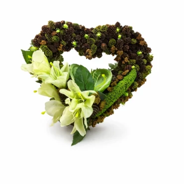 Aranjament funerar cu suport inimă și crini - vedere ansamblu