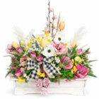 Aranjament floral primăvară în coș alb antichizat pastel