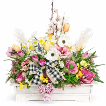 Aranjament floral primăvară în coș alb antichizat pastel