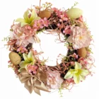 Coroniță ușă cu crini roz și ouă decorative pe nuiele